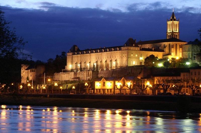 Venez découvrir la Réole à proximité des hébergements du Mas des 3 Châteaux à Créon proche de Bordeaux